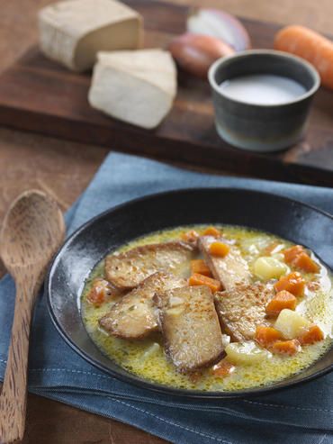 Soupe de légumes et tofu fumé