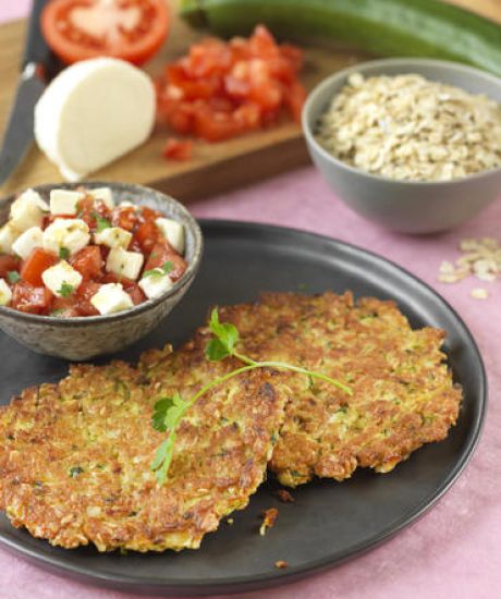 https://scarabee-biocoop.life/Galettes flocons d'avoine et courgettes avec une salade de tomates