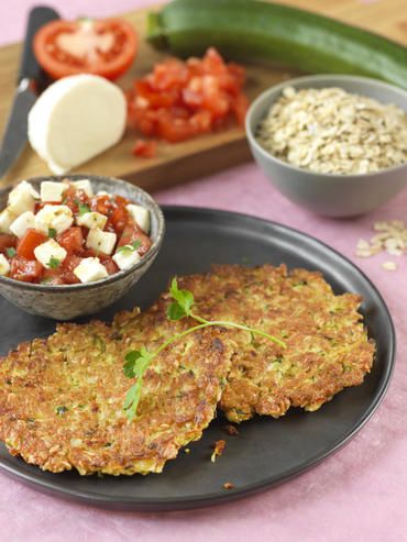 Galettes flocons d'avoine et courgettes avec une salade de tomates